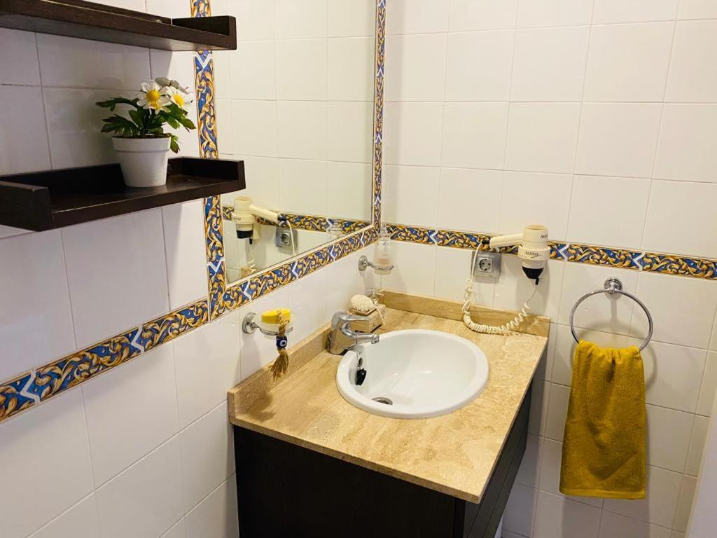 מיחאס Oasis Apartment מראה חיצוני תמונה