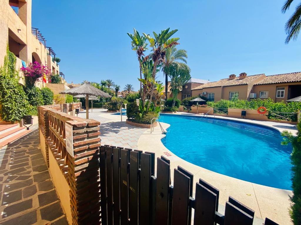 מיחאס Oasis Apartment מראה חיצוני תמונה